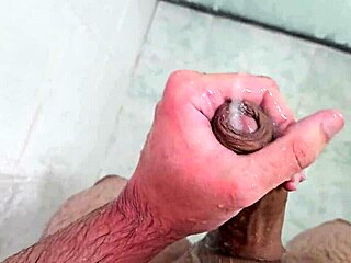 年轻小鲜肉在家淋浴射精高潮