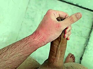 年轻小鲜肉在家淋浴射精高潮