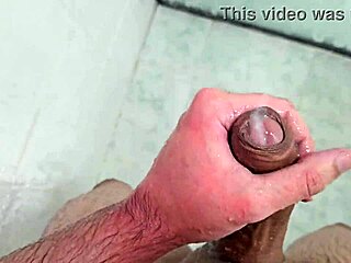 年轻小鲜肉在家淋浴射精高潮