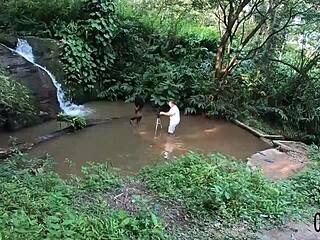 Young Ebony Brazilian Snaps Sexy Outdoor Pics