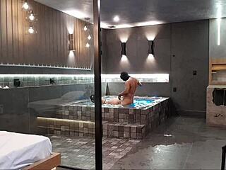 TAVA NA BANHEIRA E ROLOU AQUELE SEXO SELVAGEM MORENA NAO AGUENTOU MINHA ROLA!