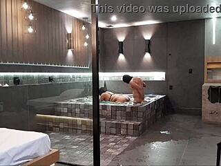 TAVA NA BANHEIRA E ROLOU AQUELE SEXO SELVAGEM MORENA NAO AGUENTOU MINHA ROLA!