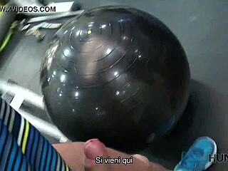 hunt4k coniglietto ingenuo in palestra fa sesso con maschio ricco invece di allenarsi