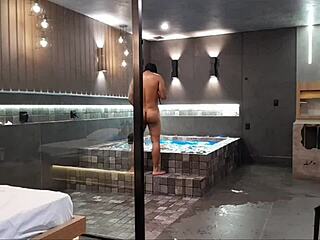 TAVA NA BANHEIRA E ROLOU AQUELE SEXO SELVAGEM MORENA NAO AGUENTOU MINHA ROLA!