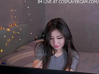 Cosplay荡妇在视频聊天上看Hentai。