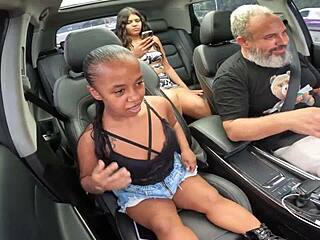 Anãzinha do Mau Strips Naked in Car, Teases on São Paulo Streets. Her Juicy Pussy Shines!