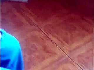 Que mico me meten el pene por atrás