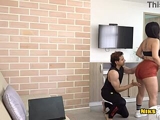 小姨子舔姐夫屁眼后小穴屁股全被操