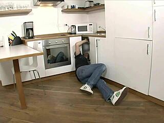 嘿Kayden Kross，想不想今晚在厨房再骑这个水管工？