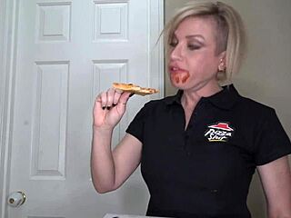 披萨骚货准备接巨屌，你来不？