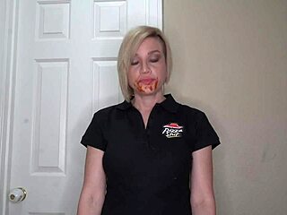 披萨骚货准备接巨屌，你来不？