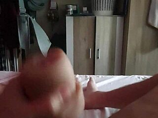 ich spiele mit meinen neuen sexspielzeug und wichse meinen schwanz hart ab