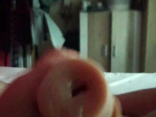 ich spiele mit meinen neuen sexspielzeug und wichse meinen schwanz hart ab