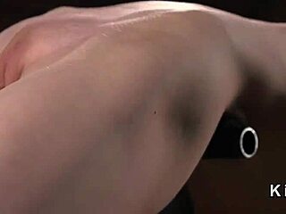 红发奴隶在粗暴游戏中忍受严厉拱背折磨。被绑缚用于硬核恋物疼痛。