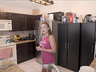 哥们老婆Kendra Heart用骚逼还债2