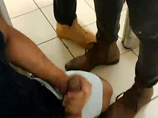 Mamador de Boca nas PICAS no Banheiro do Metrô