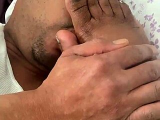 舔老婆脚趾她脚交撸我足控