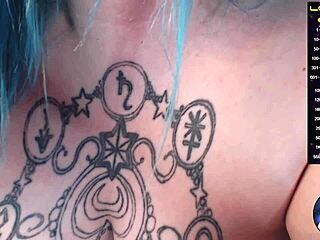 Look at this webcam slut teasing her fat pussy!