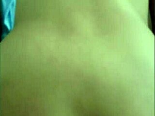 mi compa�era de uni hermosa rulosa y timida se entera que subo videos y me pide que la grabe