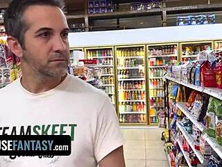 超市乱摸辣妹翘臀