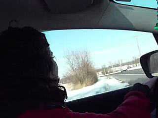 嘴里塞球gag 开车兜风