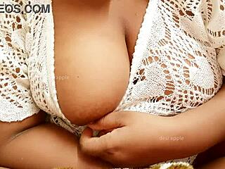 Bengali girl feels sexy on webcam show