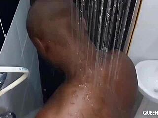 Man fucks pornstar in cold bath until she squirts