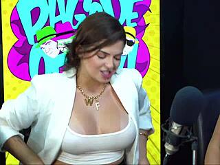 Ela voltou novinha do peito gostoso bem safada