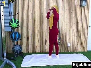 In the gym, a hijab-wearing muslim girl cheats on her husband by sucking the trainer's cock.