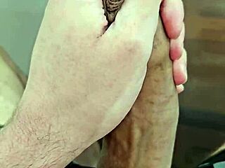 年轻女学生猛吸猛骑大鸡巴