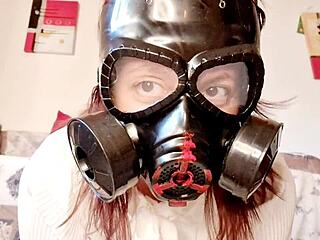 Wow, fetish orgasm with gas mask milf!