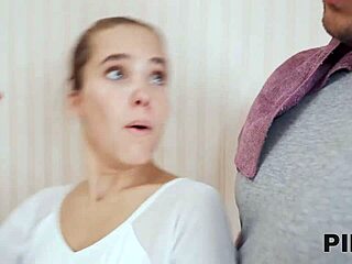 Muevo mi culo frente a mi hermanastro para que me folle al final se corre dentro de mi