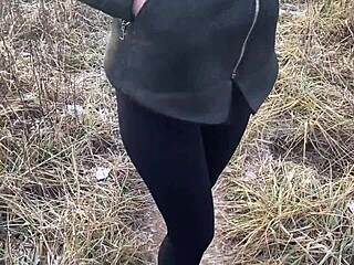 在树林里遇到陌生人的大奶妻子并肛交她