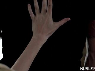 Skye Blue传教士和骑乘吞巨屌