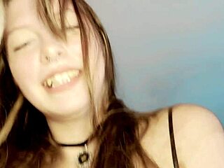 Teen Girl Sits Ass on Dick for Anal Fucking