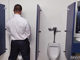 在这个故事中，一个18+青少年在无裤星期五体验第一次同性性爱