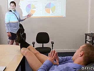 在这个故事中，一个18+青少年在无裤星期五体验第一次同性性爱