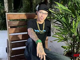 I'm fodendo the cu of that paulista safado, but it's too much for me