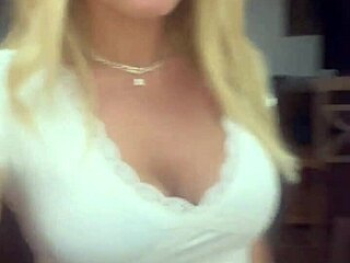 she comes to fuck me during rest