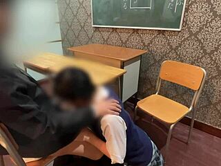 中国18+女学生和同学在自制片中搞脏