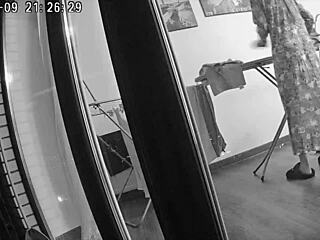 真人出轨人妻办公室偷干朋友！