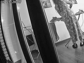 真人出轨人妻办公室偷干朋友！