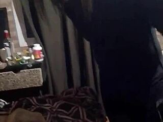 床上逮到小偷顺势操翻她肛交内射