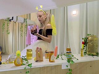 Bonnie Dolce蜂装舔蜜汁狂吸大屌