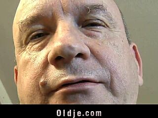 老头教黑发大奶少女卧室狂野技巧