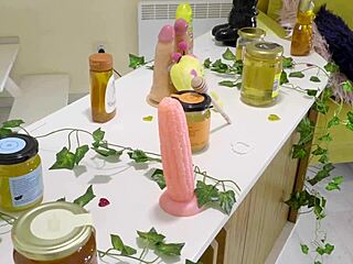 Bonnie Dolce蜂装舔蜜汁狂吸大屌