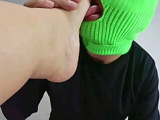 Madrastra gordita súper caliente me vuelve loco con sus pies