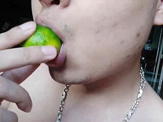 想看中国妹子独玩舔穴高潮吗？