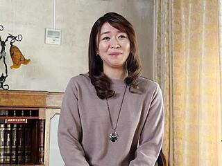 哇，第一次妻子 Ayumi Hirose 吸吮喷水！