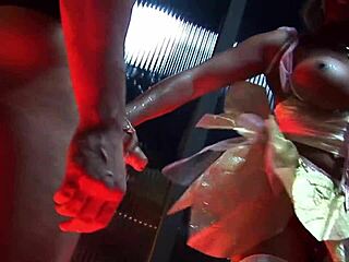 Redhead fuma cigarro fucks dotado.